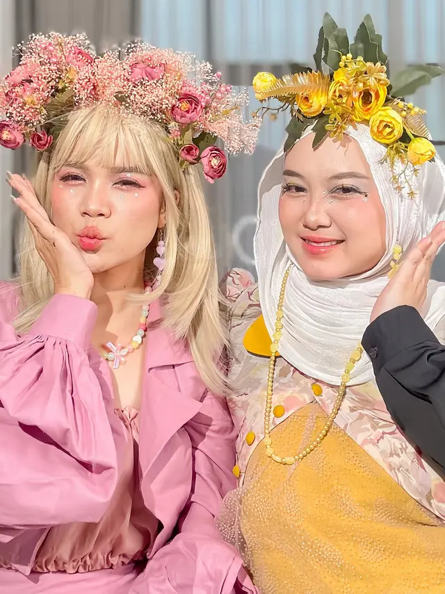 Potret Sinta dan Jojo Tirukan Tren Makeup Douyin. (instagram/sisisinta/jojoevitae)