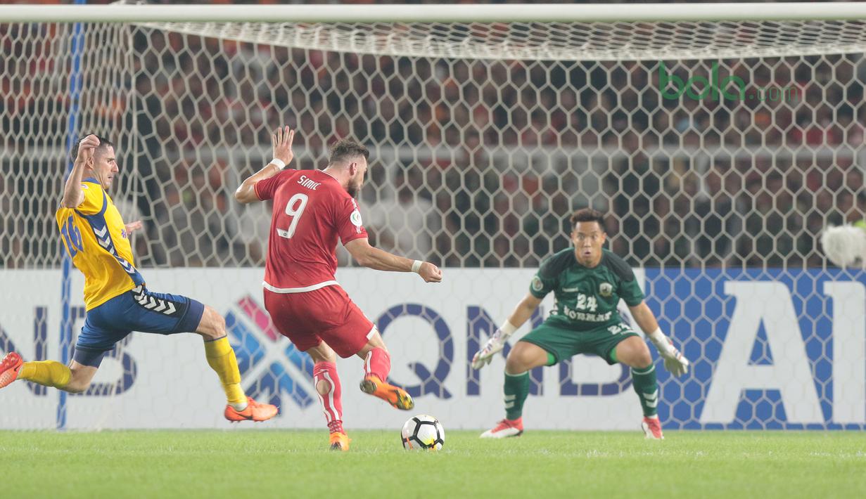 Pemain Persija Jakarta, Marko Simic #9 saat mencetak gol ke gawang Tampines Rovers pada laga Piala AFC 2018 di Stadion Utama GBK, Senayan, Jakarta (28/2/2018). Simic mencetak tiga gol untuk Persija. (Bola.com/Nick Hanoatubun)