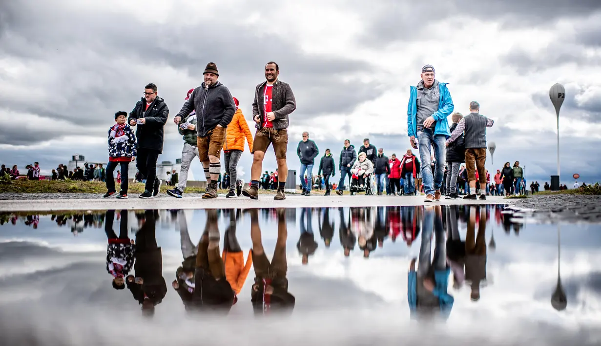Fans of Munich enter the stadium prior the Bundesliga match between FC Bayern M¸nchen and TSG 1899 Hoffenheim at Allianz Arena on October 5, 2019 in Munich, Germany. (Photo by Thomas Eisenhuth/Bundesliga/Bundesliga Collection via Getty Images)