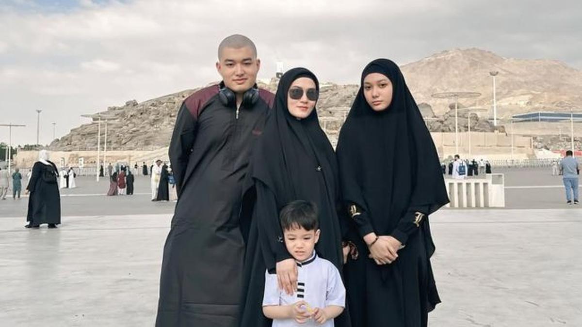 7 Potret Lyra Virna Umrah Ditemani Anak-anak yang Kian Dewasa, Harmonis dan Manis