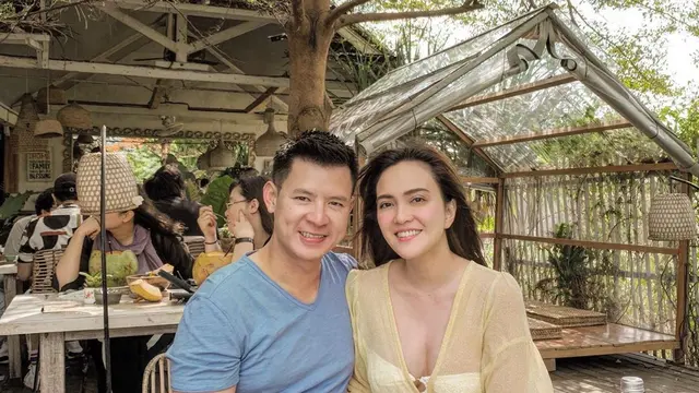 Rayakan Ultah Pernikahan ke-8, Ini 7 Potret Romantis Shandy Aulia dan Suami