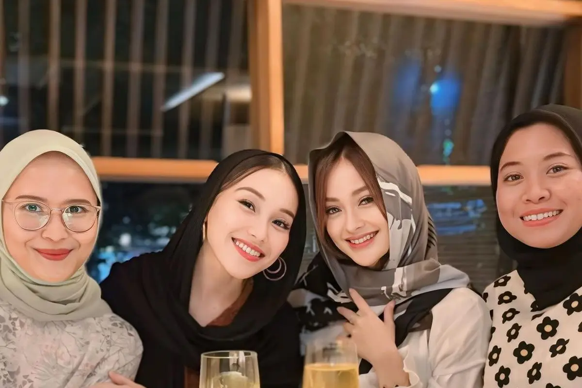 6 Gaya Simple Ayu Ting-Ting Bukber Bareng Bestie yang Disebut Bakal Jadi Bridesmaid di Pernikahannya dengan Fardhana