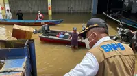 Kepala Badan Nasional Penanggulangan Bencana (BNPB) Letjen Ganip Warsito meninjau lokasi banjir yang menggenangi sejumlah daerah di Kalimantan Barat, Selasa (9/11/2021). (Ist)