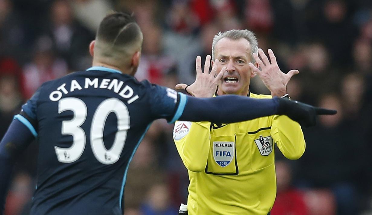  Wasit Martin Atkinson terlihat memberi isyarat kepada pemain Manchester City Nicolas Otamendi pada lanjutan Liga Premier Inggris di Stadion Britania, Inggris, Sabtu (5/12/201(5) Reuters/Phil Noble)