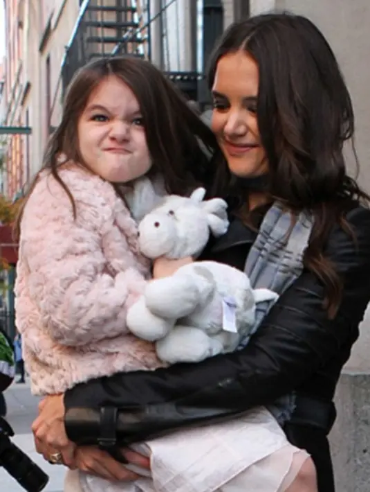 Suri pun pintar memilih fesyen yang menurutnya menjadi trend masa kini. (via instagram@cruisesuri/Bintang.com)