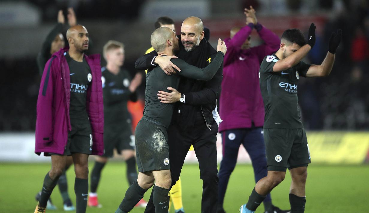 Pelatih Manchester City, Pep Guardiola, merayakan kemenangan atas Swansea City pada laga Premier League di Stadion Liberty, Rabu (13/12/2017). Manchester City menang 4-0 atas Swansea City. (AP/Nick Potts)