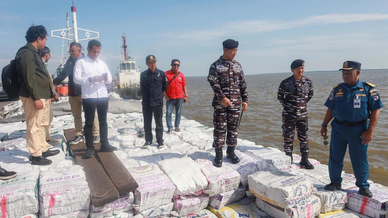 FOTO: TNI AL Gagalkan Penyelundupan 200 Ton Arang Bakau di Perairan Meranti