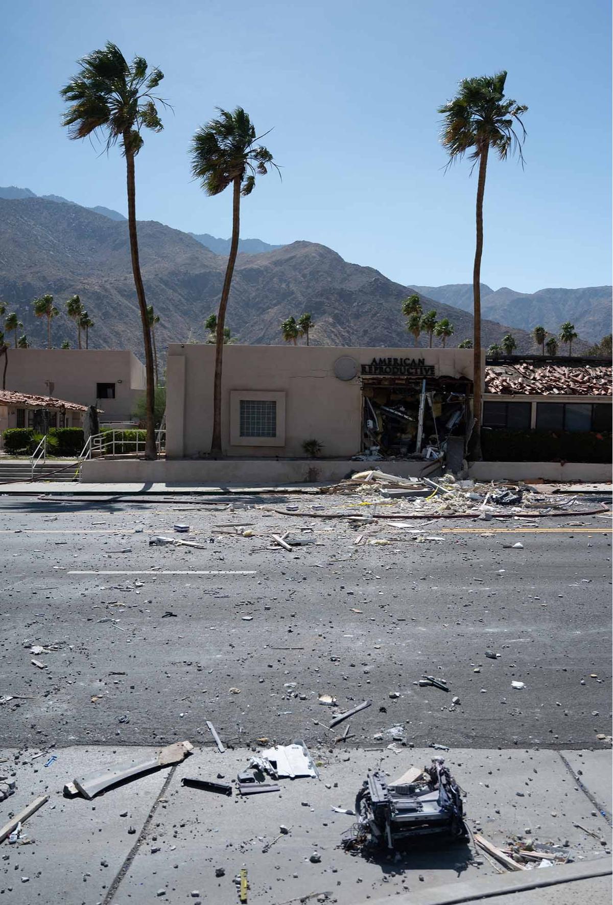 FOTO: Penampakan Klinik Kesehatan Reproduksi yang Hancur Akibat Ledakan Bom di California