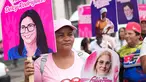 Seorang perempuan memegang poster bergambar mantan Ibu Negara Venezuela, Cilia Flores, saat mengikuti pawai yang diselenggarakan pemerintah untuk meningkatkan kesadaran tentang kanker payudara dalam rangka Bulan Peduli Kanker Payudara di Caracas, Venezuela, Kamis (22/10/2026). (AP Photo/Pedro Mattey)