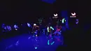 “Di balik busana glow in the dark ini, ada seniman-seniman Indonesia yang sering kali menjadi korban sistem beli putus, menjual karya mereka tanpa tahu apa yang terjadi setelahnya. Saya ingin menampilkan mereka dan mengatakan, ini lho, hasil karya kalian,” kata Merdi. [Dok/Merdi Sihombing].