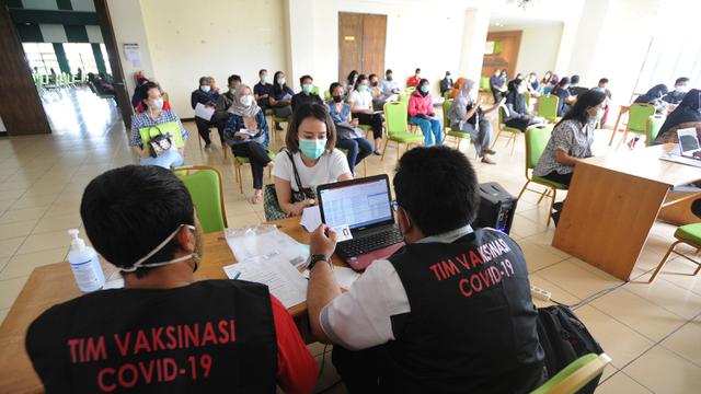 FOTO: Vaksinasi COVID-19 Massal Digelar di DKI Jakarta