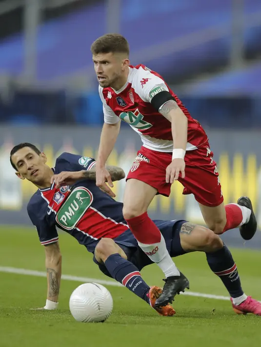 Gelandang Paris Saint-Germain atau PSG, Angel Di Maria dan bek AS Monaco, Caio Henrique bersaing pada final Piala Prancis di Stade de France, Kamis (20/5/2021) dini hari WIB. PSG sukses mempertahankan gelar juara Piala Prancis usai membungkam AS Monaco 2-0. (AP Photo/Christophe Ena)