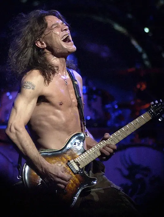 Dalam file foto 5 Agustus 2004 ini, gitaris Van Halen Eddie Van Halen tampil di Phoenix. Gitaris itu sudah keluar masuk rumah sakit pada tahun lalu dan baru-baru ini menjalani serangkaian kemoterapi, lapor TMZ. (AP Photo/Tom Hood, File)