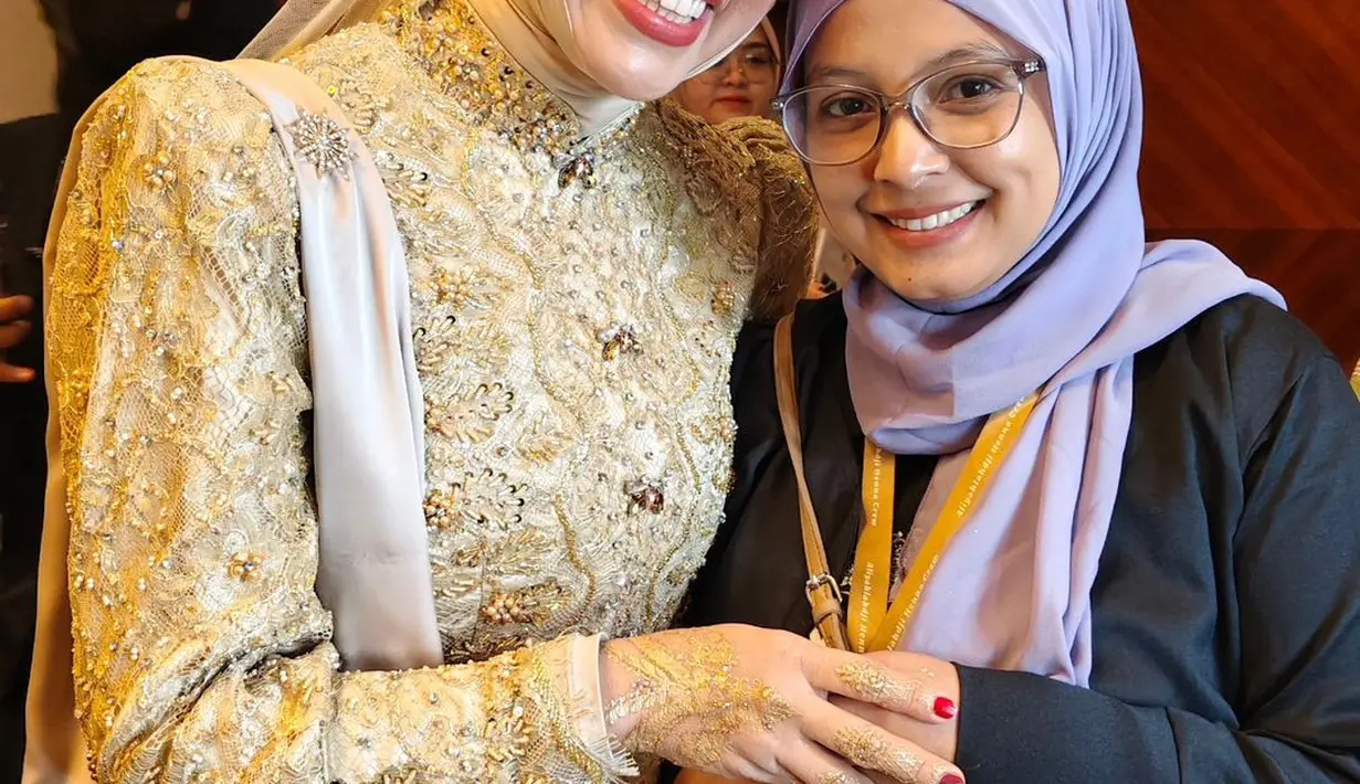 Terlihat lebih soft, wajah Geni Faruk dipulas dengan makeup yang flawless dengan lipstik berwarna coral [@aliyahlahdji]