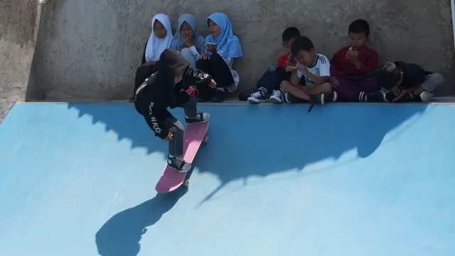 Selain fasilitas ramp, ada papan skate yang disediakan tuan rumah.