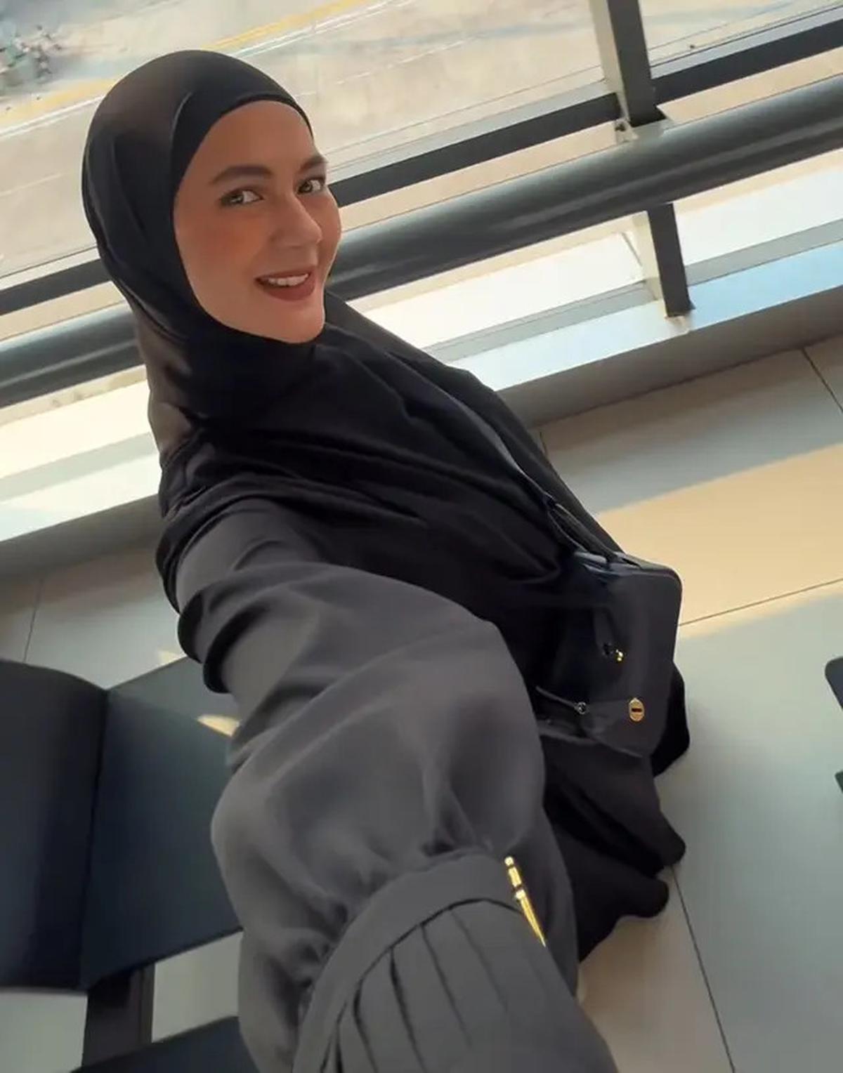 6 Pesona Paula Verhoeven Berhijab, Liburan Stylish di Dubai Tanpa Baim Wong