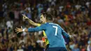 Ronaldo melakukan protes kepada wasit, Ricardo de Burgos, namun dirinya tetap diusir saat laga melawan Barcelona di Camp Nou stadium, (13/82017). Akibat kartu merah tersebut Ronaldo dilarang bermain lima laga. (AP/Manu Fernandez)