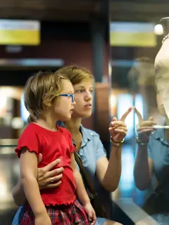 Sekarang museum sudah tidak lagi identik dengan suasana membosankan karena banyak museum modern yang menghadirkan pengalaman intersif yang menarik. [Dok/freepik.com/bearfotos]