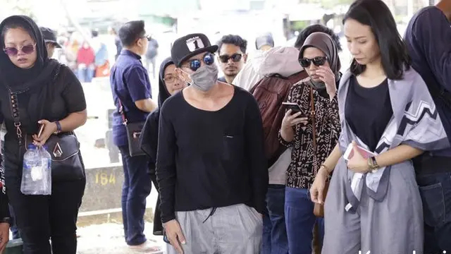 Kerabat dan para sahabat turut mengantarkan jenazah Cecep Reza.