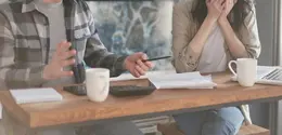 Kontrol terhadap penghasilan, rekening, pekerjaan, hingga pengeluaran pasangan dapat menjadi tanda financial abuse yang perlu dikenali sejak dini. (Foto/Dok: Pexels)