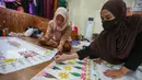 Peserta mengikuti pelatihan seni membatik di Gedung Pusat Pelatihan Seni Budaya (PPSB) Muhammad Mashabi di Jalan KH Mas Mansyur, Kebon Melati, Tanah Abang, Jakarta Pusat, Rabu (01/07/2026). (Kapanlagi.com/ Budy Santoso)