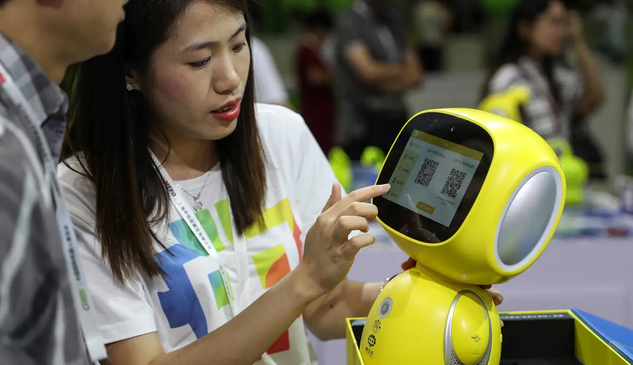 Pengunjung melihat robot untuk keperluan pendidikan selama Pameran Robot Internasional China di Shanghai (10/7/2019). Pameran yang menghadirkan robot-robot canggih ini diselenggarakan dari 10 sampai 13 Juli 2019. (AFP Photo/STR)