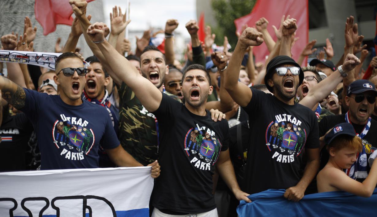 Semangat dan antusias suporter PSG dengan melakukan pawai menuju stadion untuk menyambut kedatangan Neymar di Parc des Princes, Paris, (4/7/2017). (AP/Kamil Zihnioglu)