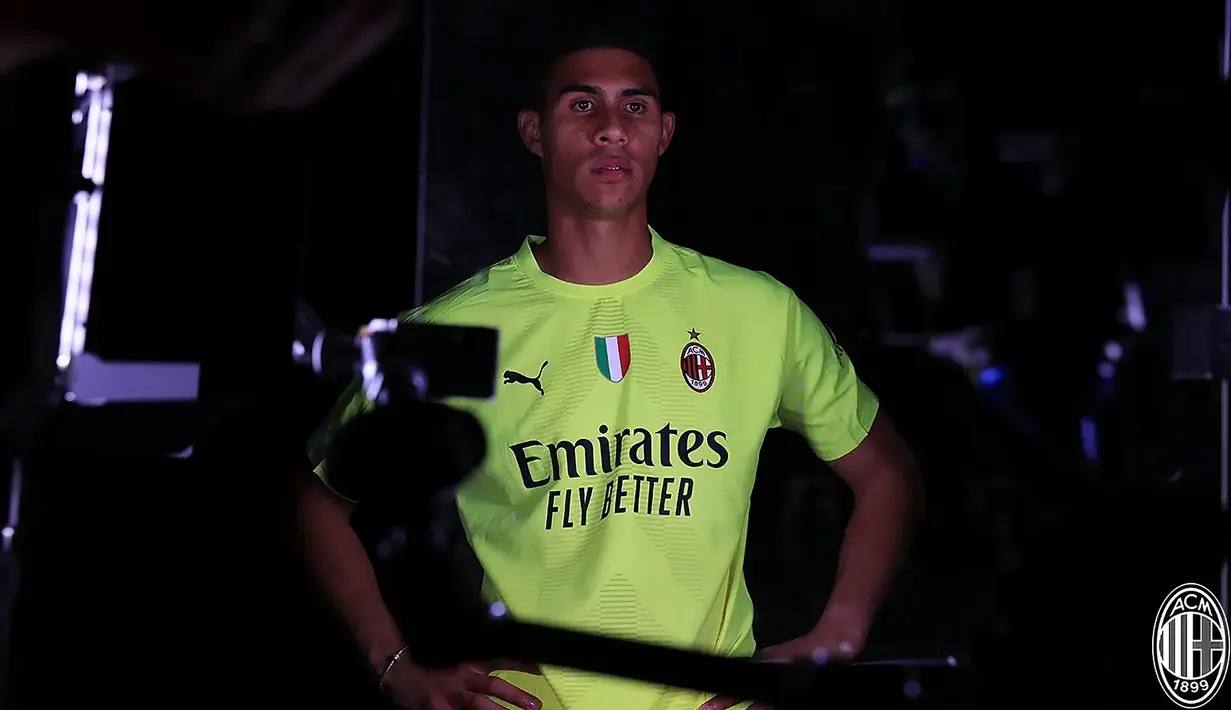 Devis Vasquez asal Kolombia didatangkan AC Milan dari klub Paraguay, Club Guarani pada tengah musim 2022/2023 dengan nilai transfer hanya 470 ribu euro dengan durasi kontrak selama 3,5 tahun. Hingga kini penjaga gawang yang diplot sebagai kiper nomor tiga tersebut sama sekali belum pernah dimainkan. (acmilan.com)