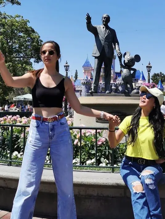 Baik Nia dan Theresa, mereka berdua kerap menghabiskan waktu bersama hingga liburan. Seperti saat Theresa dan Nia berada di Disneyland Amerika. (Liputan6.com/IG/@theresawienathan)