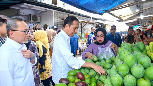 Presiden Jokowi (Kiri) didampingi Menteri Perdagangan Zulkifli Hasan (Kanan) mengecek harga sembako di Pasar Rogojampi Banyuwangi (Istimewa)
