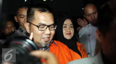 Bupati Empat Lawang Budi Antoni Aljufri dan istrinya Suzanna usai menjalani pemeriksaan di Gedung KPK, Jakarta, Senin (6/7/2015). Mereka resmi ditahan karena diduga menyuap mantan Ketua MK, Akil Mochtar. (Liputan6.com/Helmi Afandi)