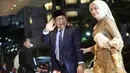 Menteri Koordinator Bidang Pemberdayaan Masyarakat Republik Indonesia, Muhaimin Iskandar (kiri) saat tiba di lobby Hotel Raffles, Jakarta, untuk menghadiri resepsi pernikahan anak kedua musisi sekaligus kader Partai Gerindra Ahmad Dhani, El Rumi dan Syifa Hadju, Minggu 26 April 2026 malam. (Kapanlagi.com/Budy Santoso)