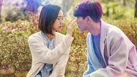 Yoon Hyun Min dan Ko Sung Hee dalam My Holo Love (Netflix)