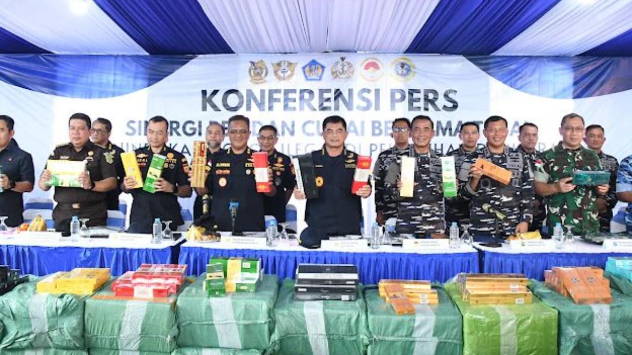 TNI AL Gagalkan Penyelundupan 2 Kontainer Rokok Ilegal asal Kamboja ke Pontianak