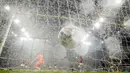 Pemain Inter Milan, Henrikh Mkhitaryan, mencetak gol ke gawang AC Milan pada laga Liga Italia di Stadion di Giuseppe Meazza, Milan, Sabtu, (16/9/2023). Inter Milan menang dengan skor 5-1. (AP Photo/Luca Bruno)
