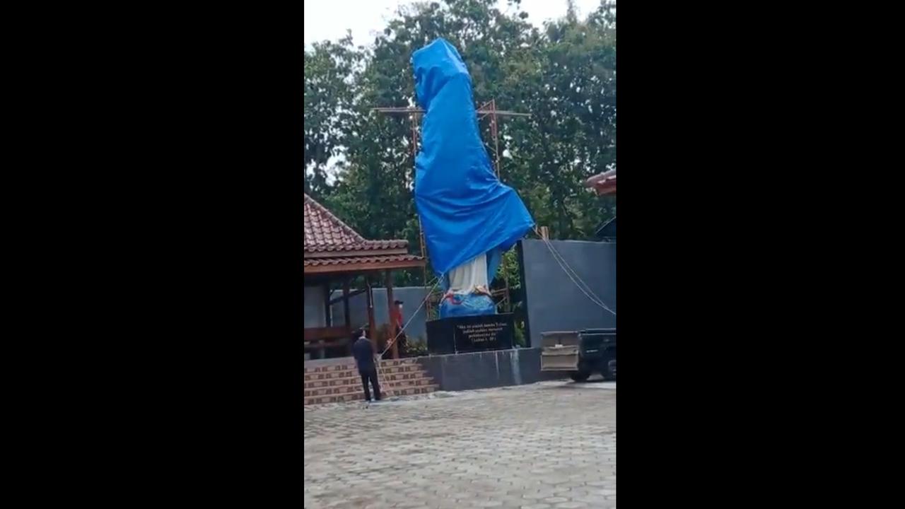 Penutupan patung Bunda Maria di Rumah Doa Sasana Adhi Yacobus di Kulon Progo, Yogyakarta.