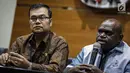 Natalius Pigai memberi keterangan saat jumpa pers di KPK, Jakarta, Senin (4/6). Pada kesempatan itu juga disampaikan perkembangan kesehatan Novel Baswedan paska penyiraman air keras. (Liputan6.com/Faizal Fanani)