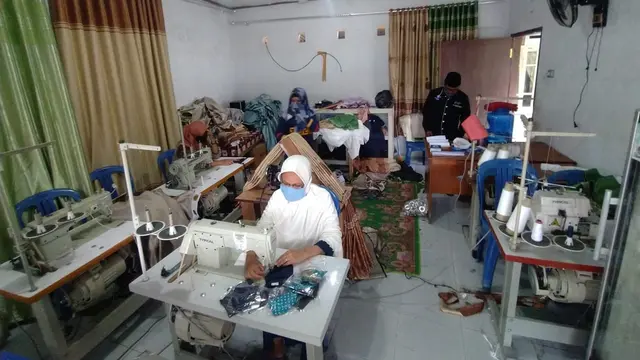 Karyawan Bumdes Timur Harapan, Desa Ayula Timur saat membuat masker kain (Foto: Arfandi Ibrahim/Liputan6.com)