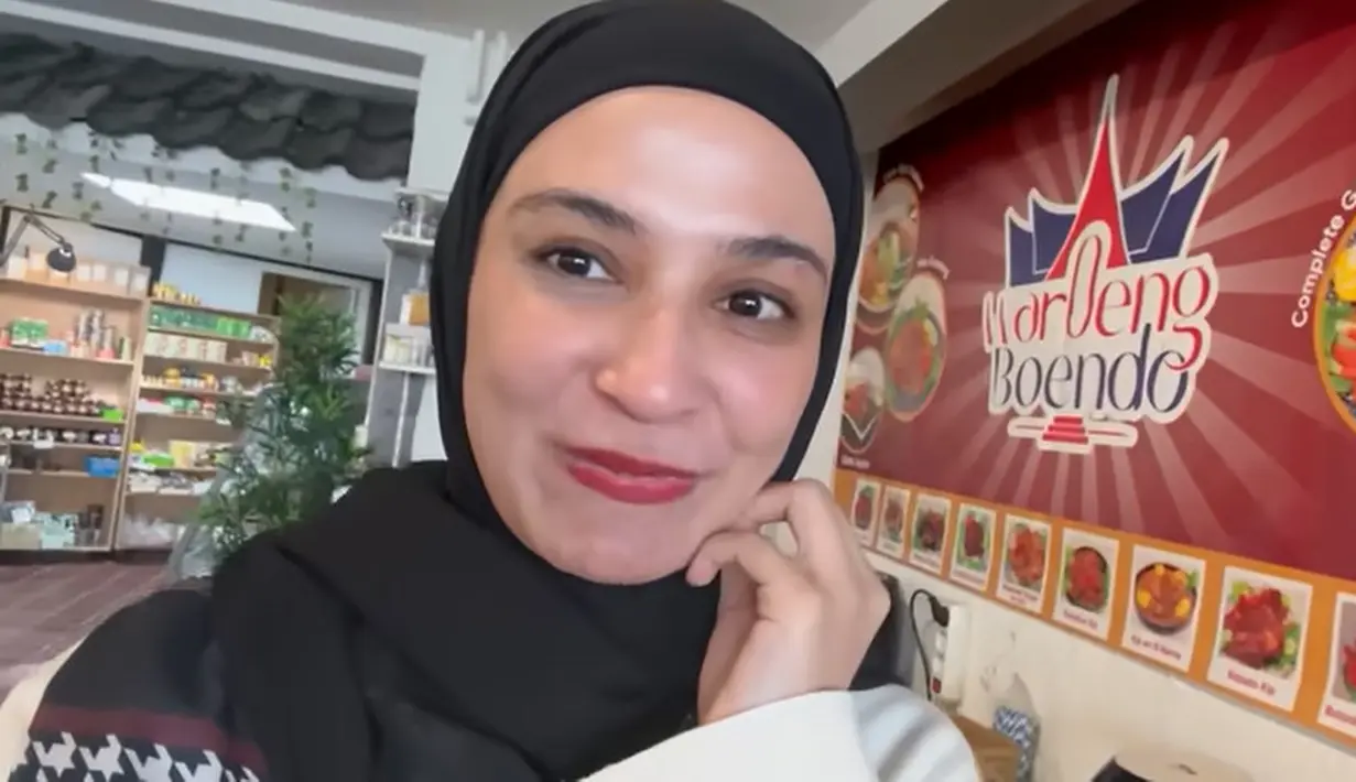 Fanny dan suami dibantu seorang perempuan mengurus warung yang menyediakan masakan khas Indonesia. Shireen mengaku tak bisa banyak mendokumentasikan karena warung sangat ramai. [Youtube/The Sungkars]