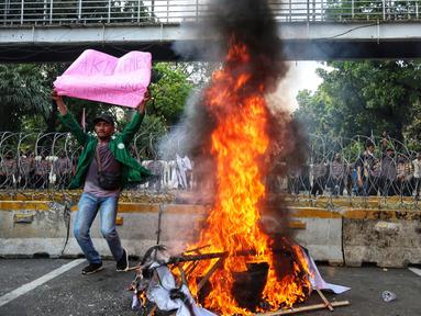 Sejumlah elemen mahasiswa menggelar demo dengan membakar ban bekas di kawasan Patung Kuda, Jakarta Pusat, Selasa (13/9/2022). Demo tersebut untuk menolak kebijakan pemerintah menaikkan harga bahan bakar minyak (BBM). (Liputan6.com/Johan Tallo)