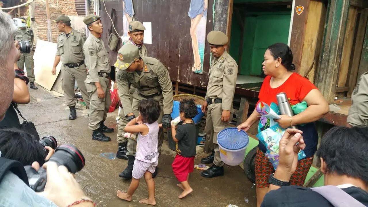 Anak-anak Bukit Duri masih tidur saat bangunan mulai diratakan