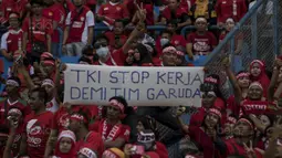 2. Meski bermain di jam kerja tidak mengurangi antusias para suporter untuk mendukung Timnas Indonesia yang bertarung melawan Kamboja. (Bola.com/Vitalis Yogi Trisna)