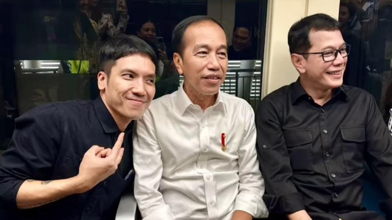Gaya Desta langsung menjadi sorotan. Salah satunya Wishnutama yang mengomentari gaya Desta yang berpose di samping Presiden. Eks Menteri Pariwisata dan Ekonomi Kreatif ini menyebut jika gaya Desta 'Ngeselin'.