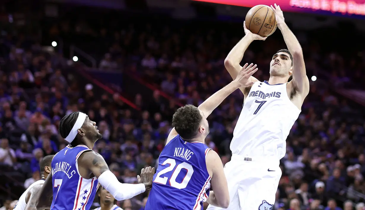 Pebasket Memphis Grizzlies, Santi Aldama (kanan) berusaha menembak bola ke ring Philadelphia 76ers pada kuarter pertama NBA 2022/2023 di Wells Fargo Center, Philadelphia, Pennsylvania, 23 Februari 2023. Aldama meruapakan bintang muda timnas basket Spanyol. Ia tampil memukau dengan berhasil mengantarkan Memphis Grizzlies ke babak play off pada musim lalu. Pebasket yang berposisi sebagai power forward juga pernah menyabet MVP FIBA U18 European Championship di 2019. (AFP/Getty Images/Tim Nwachukwu)