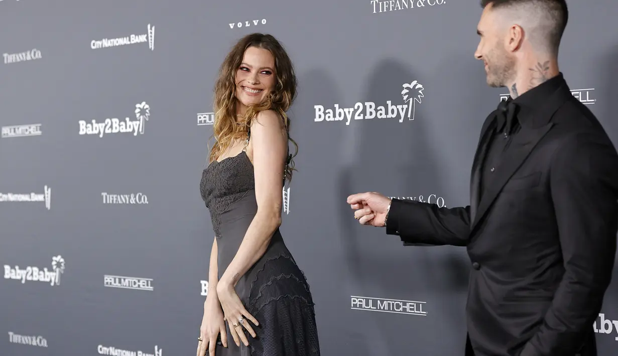 Adam Levine bersama Behati Prinsloo saat menghadiri Baby2Baby 10-Year Gala Presented By Paul Mitchell di Pacific Design Center di West Hollywood, California pada 13 November 2021. Sebelum isu perselingkuhan, tampak pernikahan Adam Levine dan Behati Prinsloo sangat bahagia. (Amy Sussman/Getty Images for Baby2Baby/AFP)