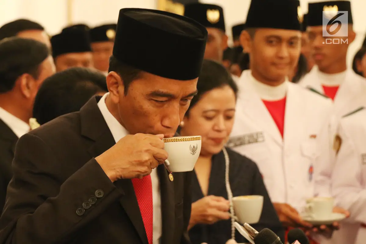 Jokowi dan Iriana Nyeruput Kopi