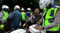 Polisi merazia pengendara yang akan memasuki wilayah Puncak Bogor, Jawa Barat. (Liputan6.com/Achmad Sudarno)