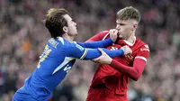 Pemain Chelsea, Ben Chilwell, bersitegang dengan pemain Liverpool, Conor Bradley, pada laga final Carabao Cup 2023/2024 di Stadion Wembley, Minggu (25/2/2024). (AP Photo/Alastair Grant)