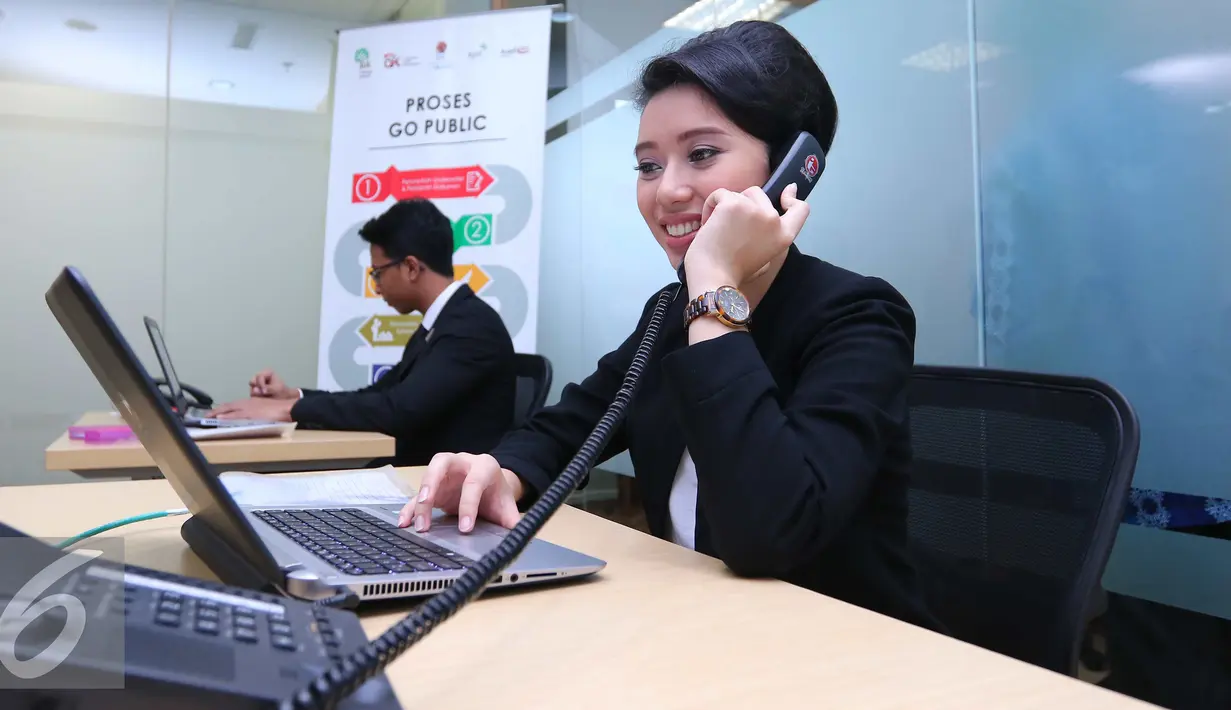 Pekerja melayani customer di Pusat Informasi Go Public di BEI, Jakarta, Senin, (27/6). Pusat Informasi "Go Public" tersebut bertujuan mendorong penambahan jumlah perusahaan tercatat di pasar modal domestik. (Liputan6.com/Angga Yuniar)