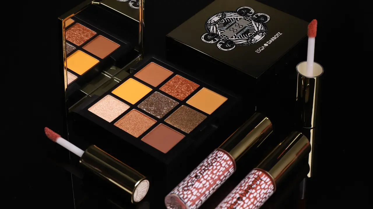 Kolaborasi Eksklusif Kecantikan dan Seni, ESQA X Darbotz Hadirkan Koleksi Makeup Bernuansa Emas